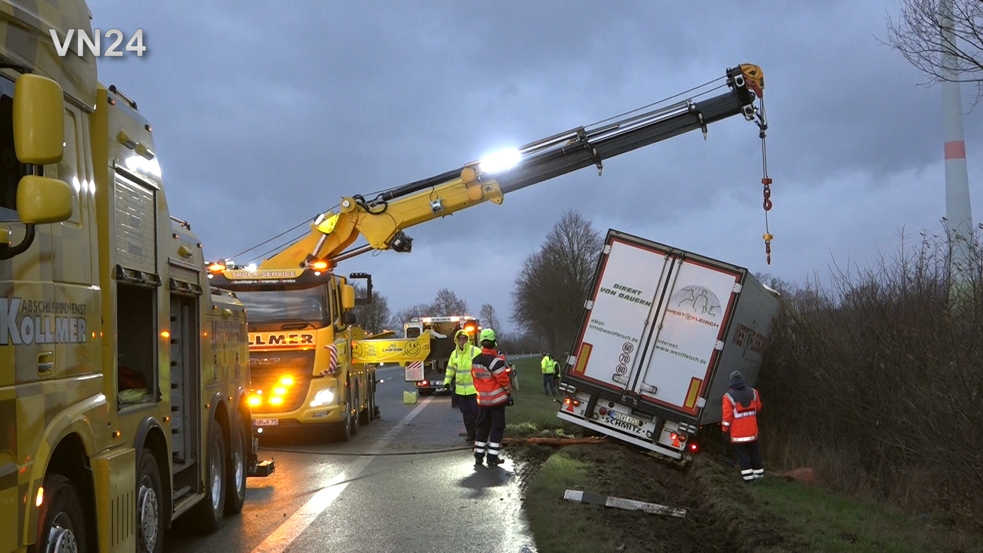 11 02 2020 VN24 Sturm Sabine drückt Sattelzug auf B475 in Graben