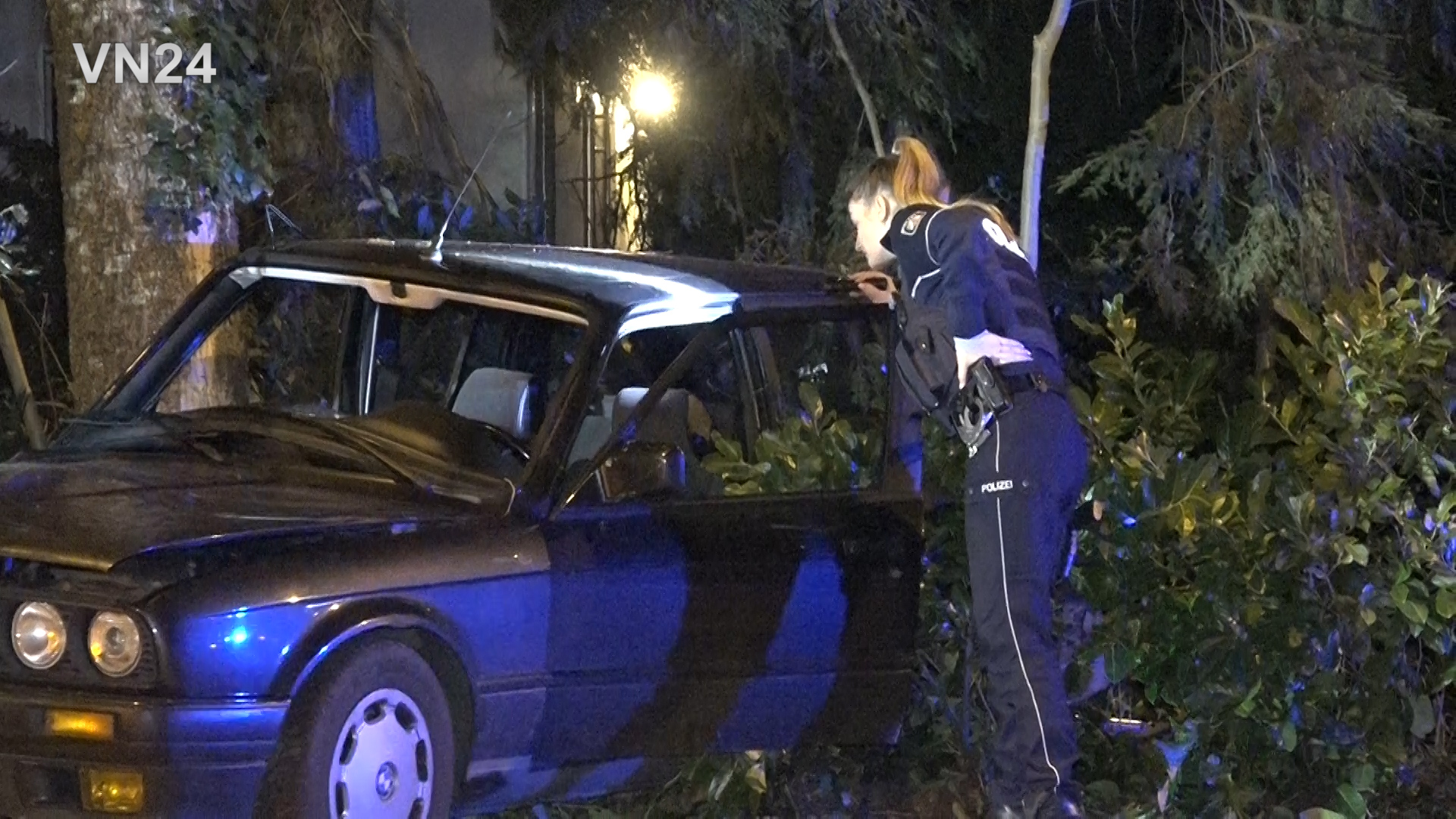 15.03.2020 VN24 BMW prallt nach Rechtskurve gegen Baum