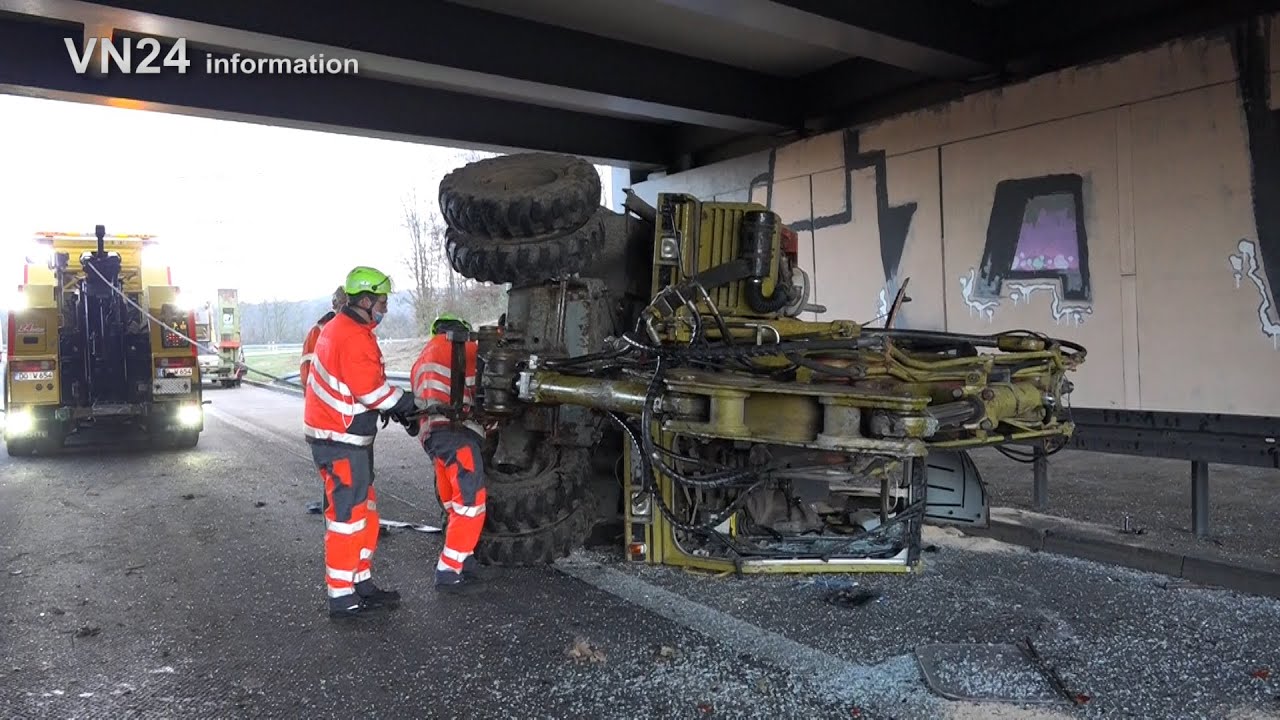 10.12.2020 VN24 info Bagger bleibt unter A43 Brücke